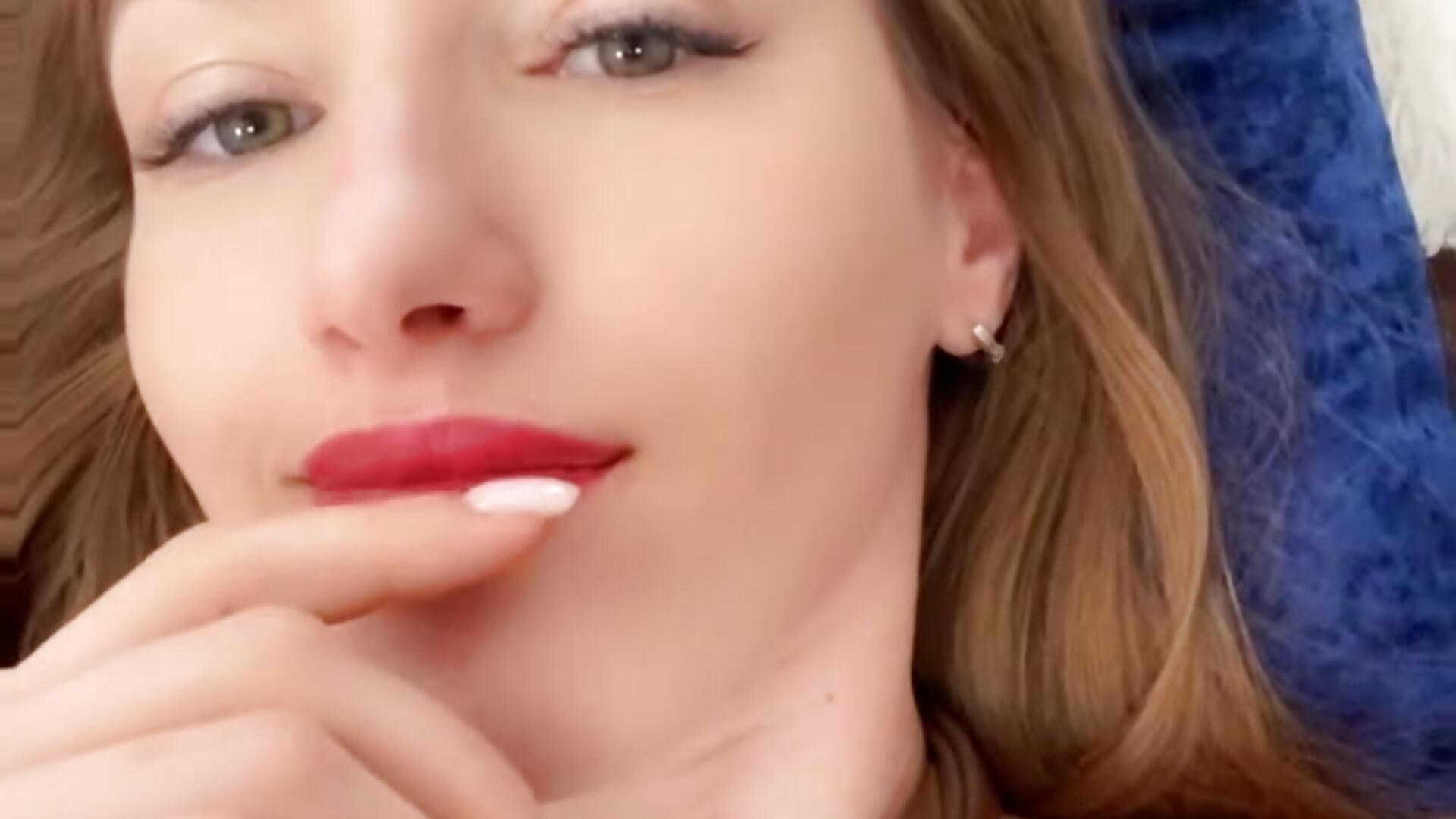 kiss my lips - video by KateRedgar cam model