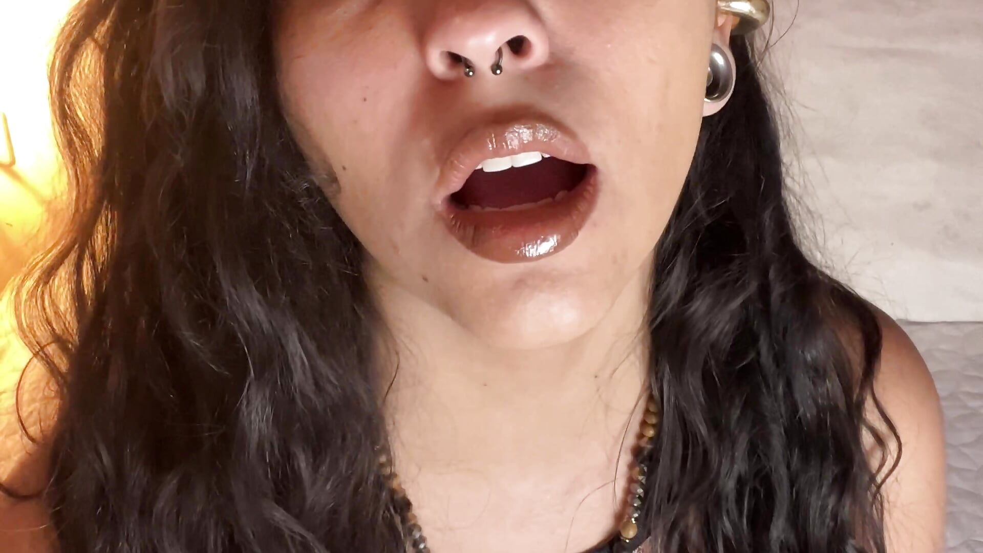 Ever been jerked off by a Latin before? - video di ThaliaRivera_ modella di cam
