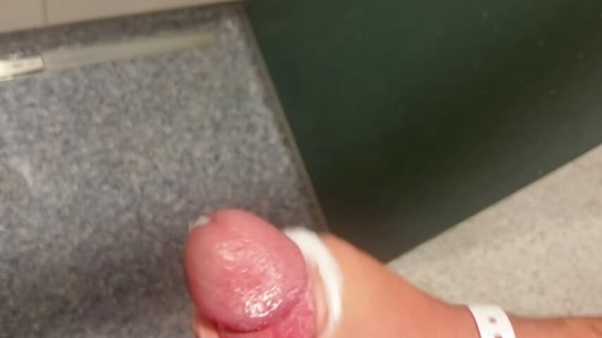 Orgasmus in der öffentlichen Dusche 💦😍 PUBLIC - video by Tim44032 cam model