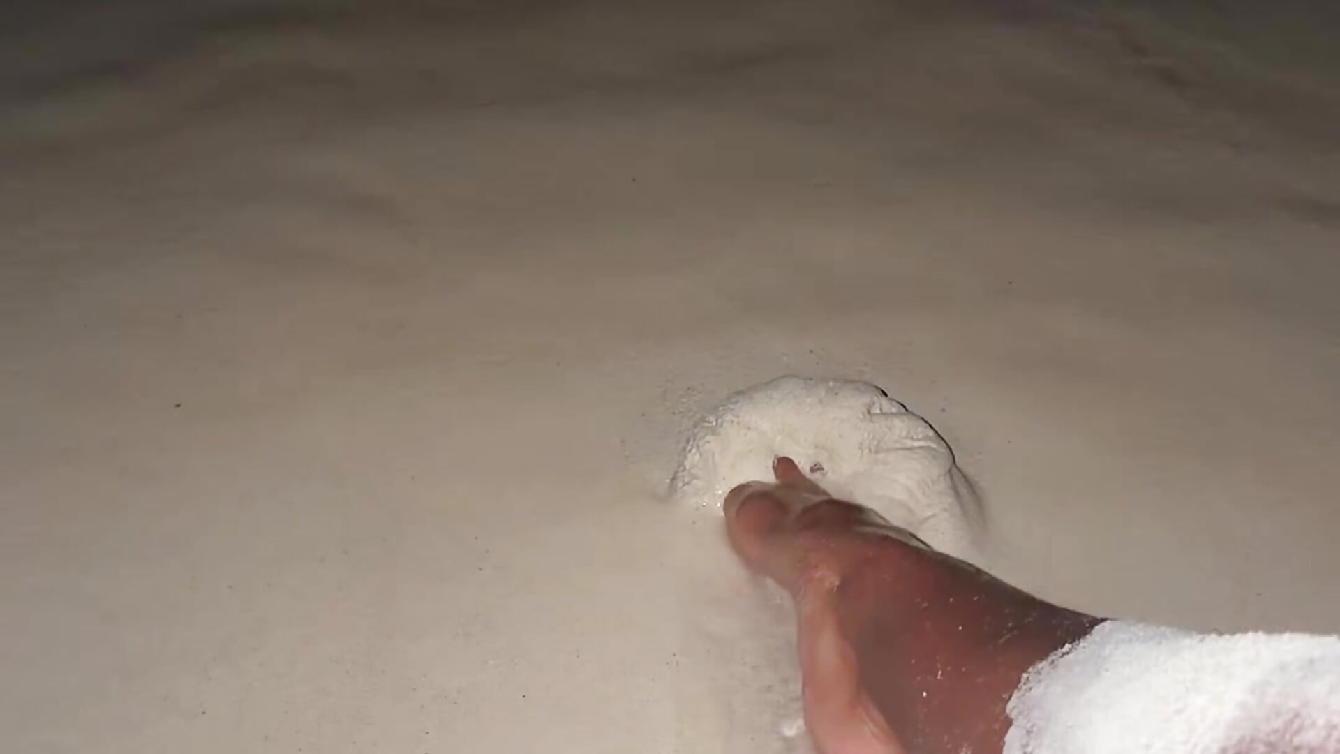 Cute and sexy feet on the beach 👣👀