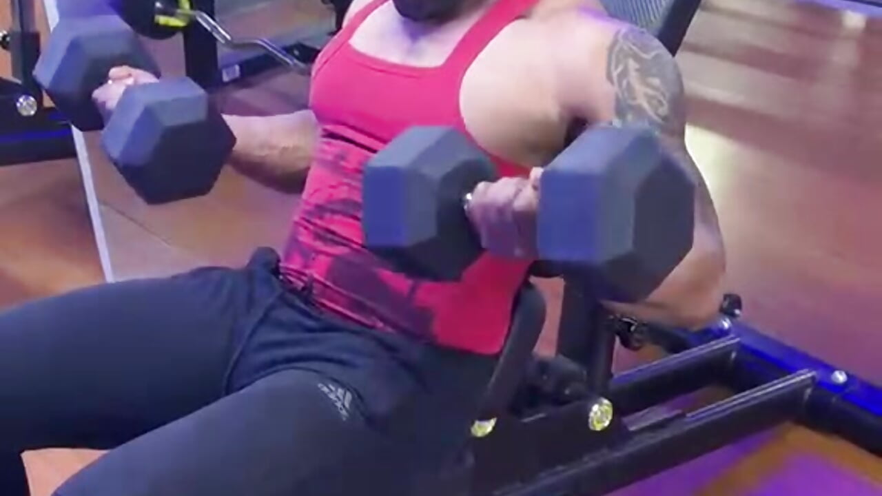 working out hard on my biceps - video oleh model kamera MattRodriguez9
