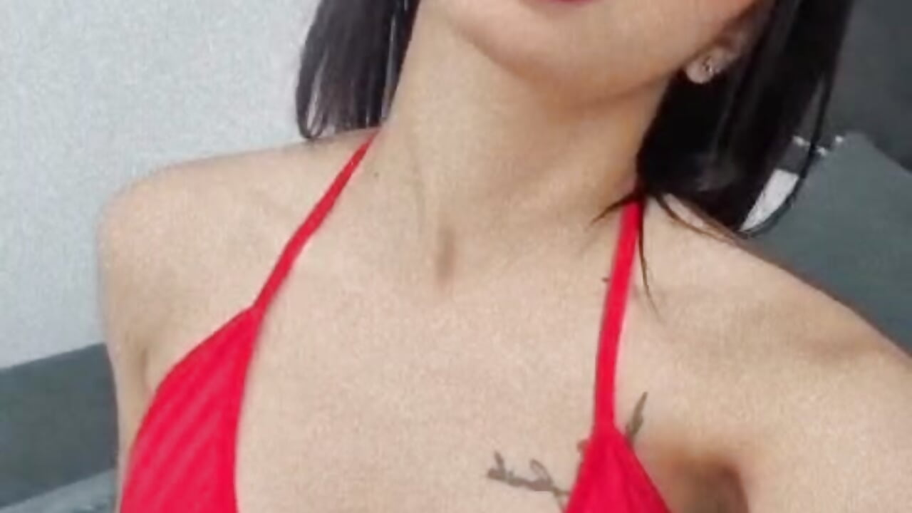 Do you like me in red? - video di JenMoon