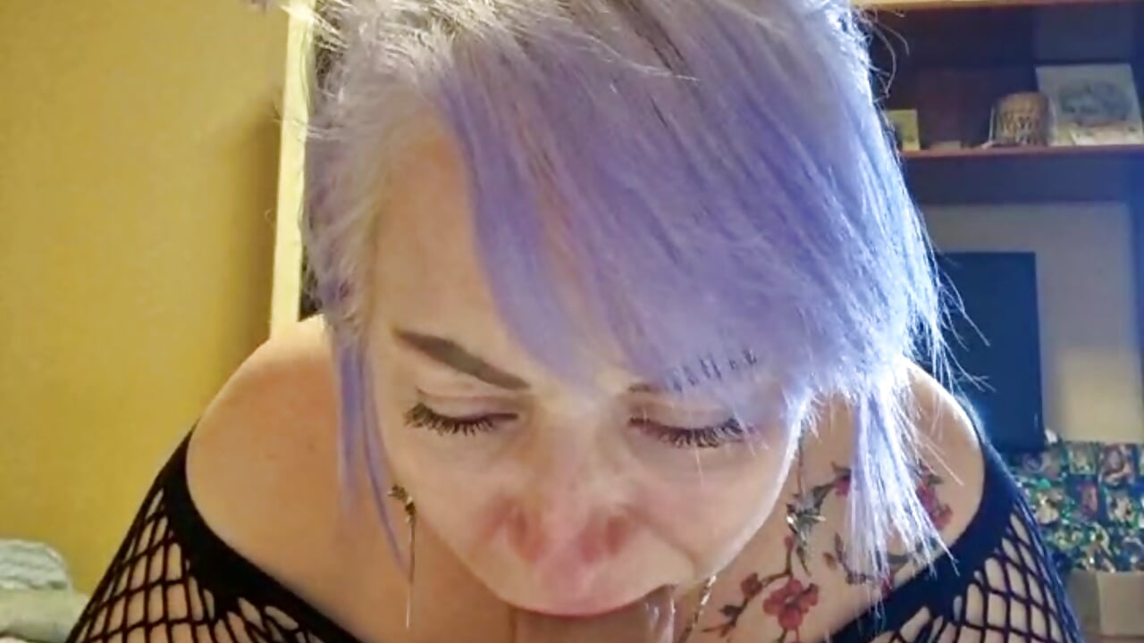 I suck a dildo sexy and hard with a lot of drool. – видео вебкам-модели Tina_Alev