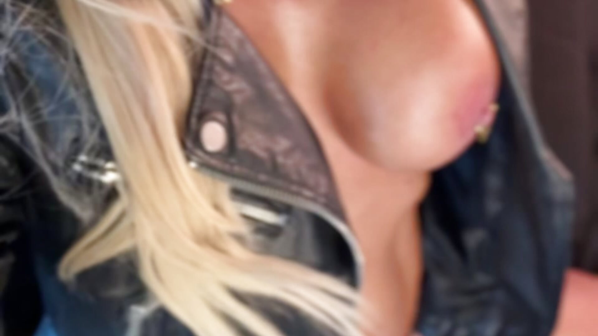 Leather 🖤 - video av blondiluvsanal cam model