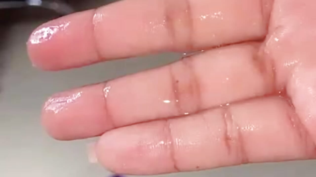 wet fingers - vidéo du modèle de showcams julieta_flower