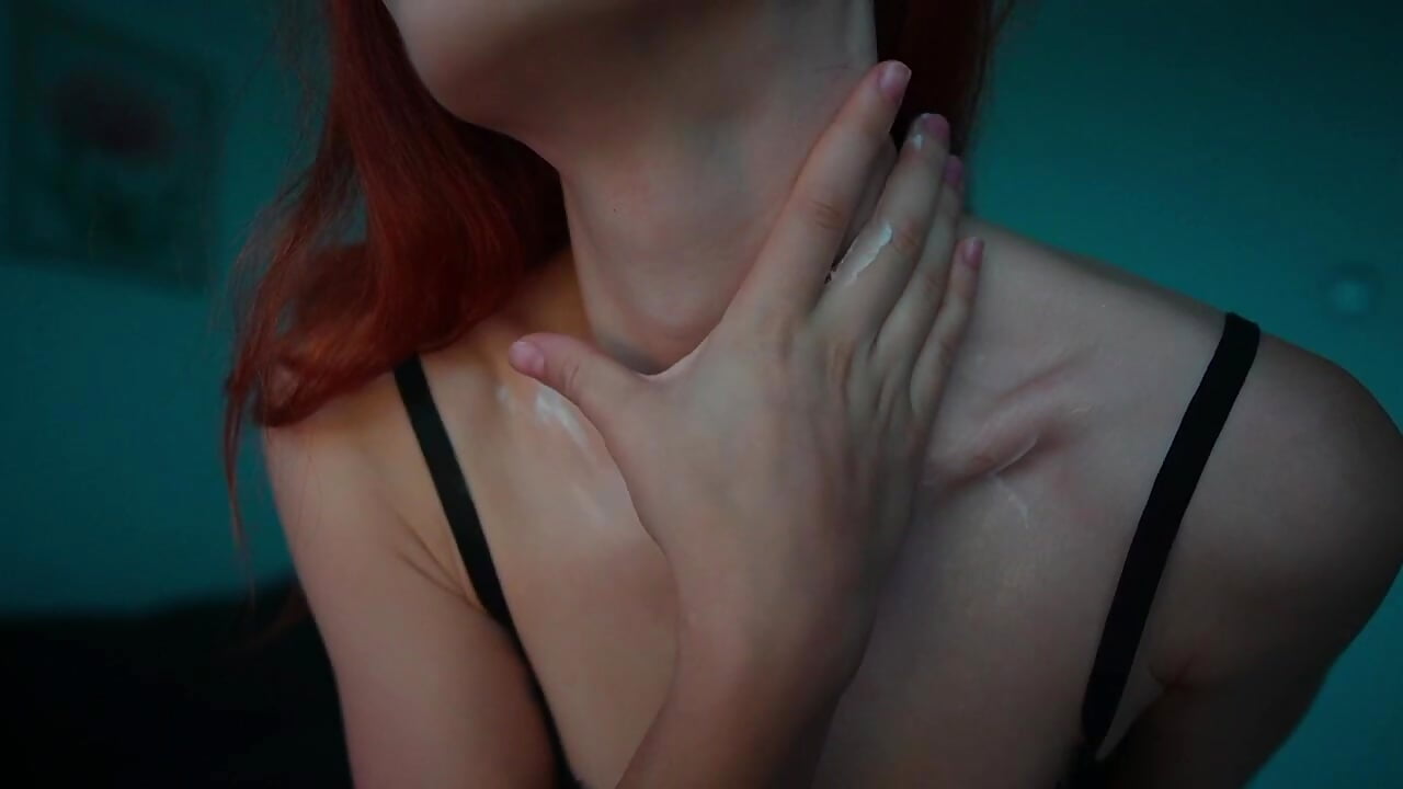 Lotion Covered Tease – Making My Body Shine for You - vidéo du modèle de showcams MiaRouge