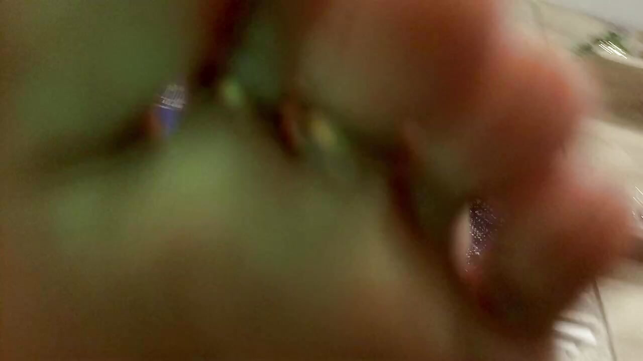 Toe rings and feet tease crush pov - vídeo de MiaRouge modelo de câmara