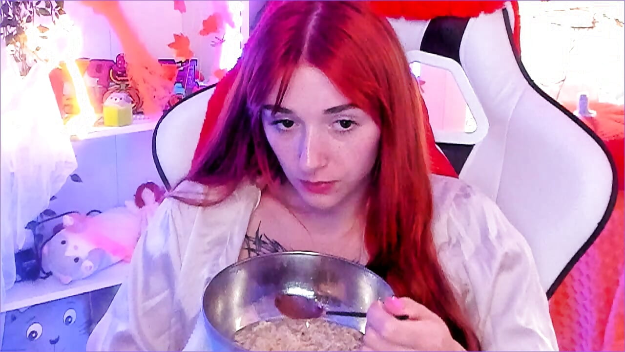 Eating noodles - video by Anna_Prince