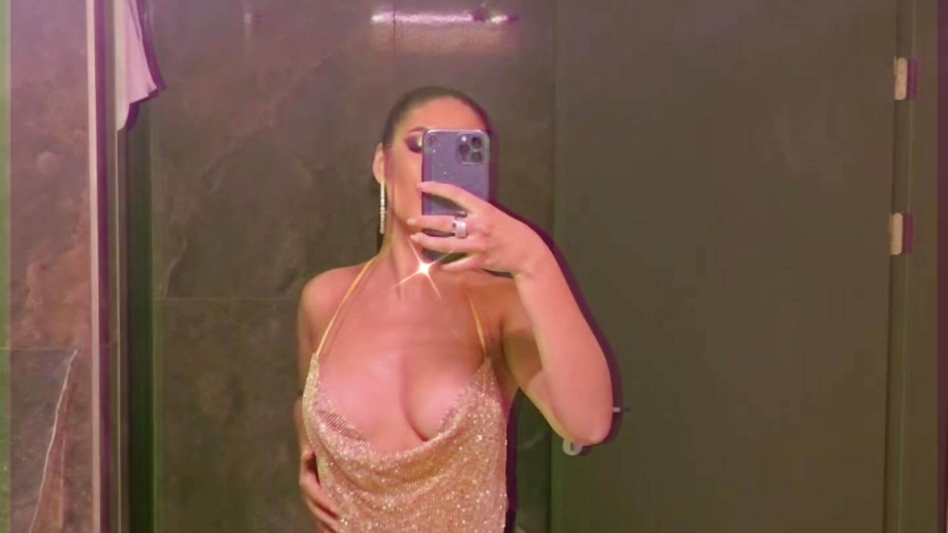 Tongue out 😛 – video af KarraJason cam-model