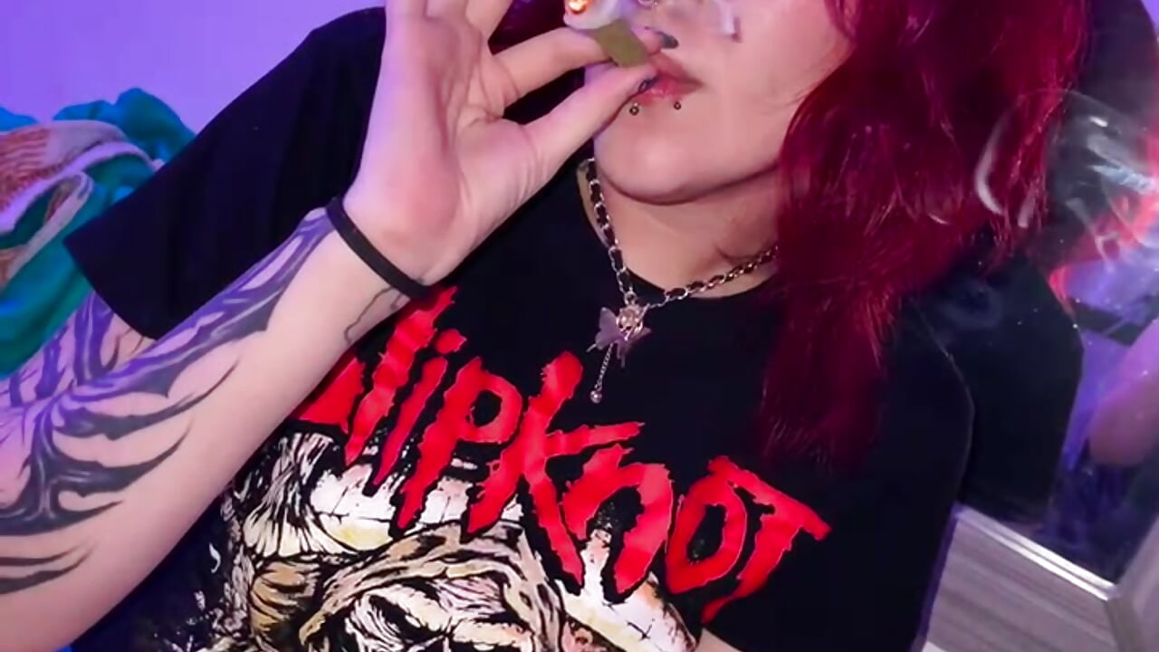 Smoking a special j0int😝☘️ – video od webkamerové modelky Sarah-Stoner