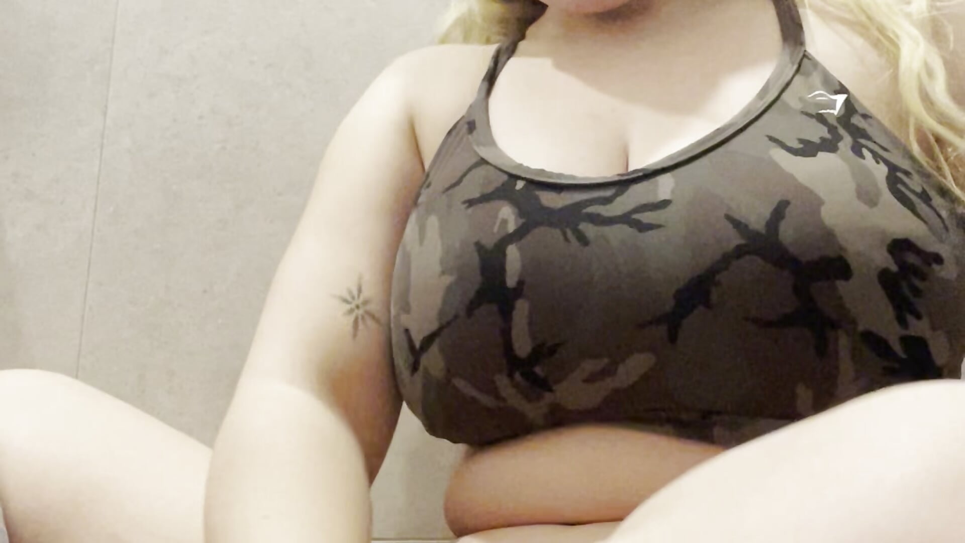 Cumming on the gym floor 😈