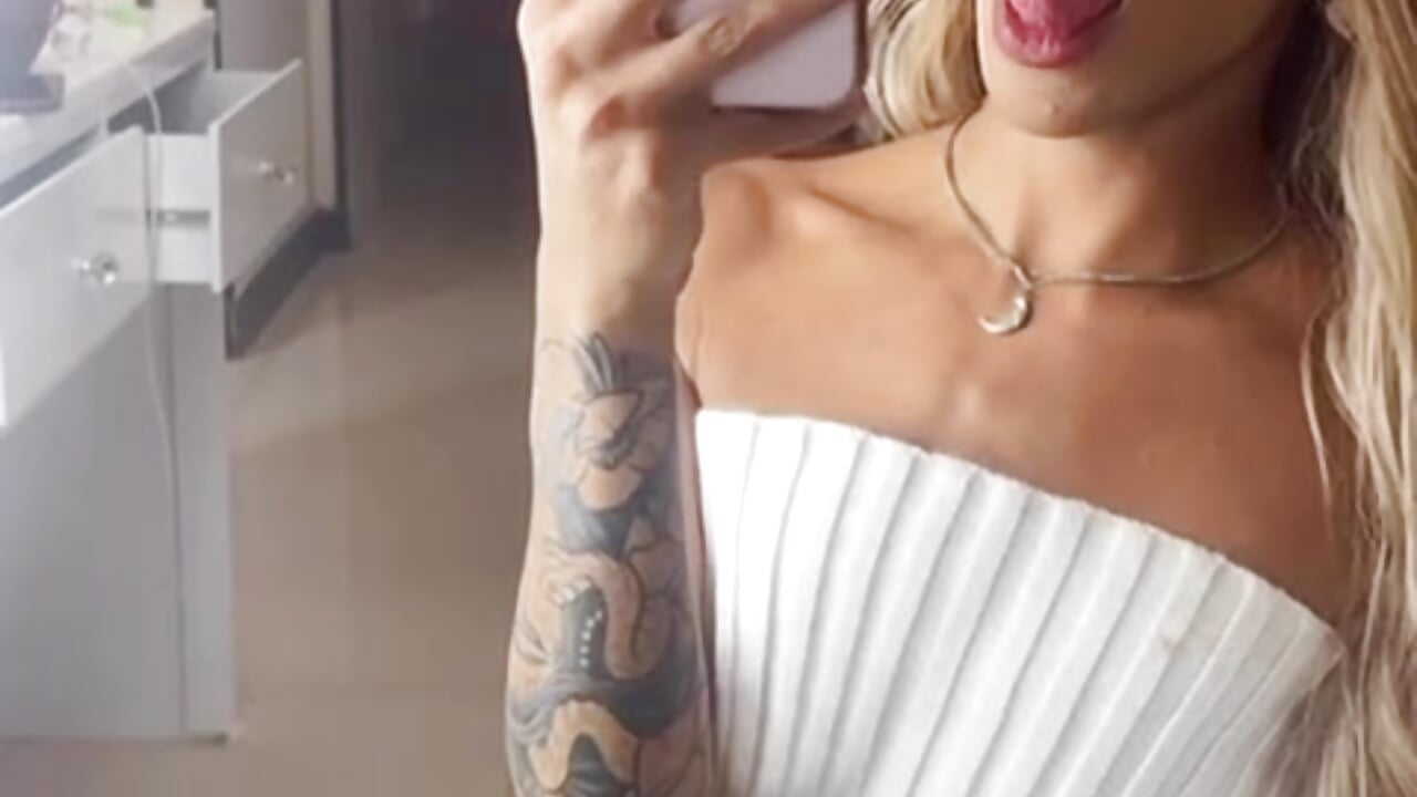 Kiss me? - video by PersefoneWoods1 cam model