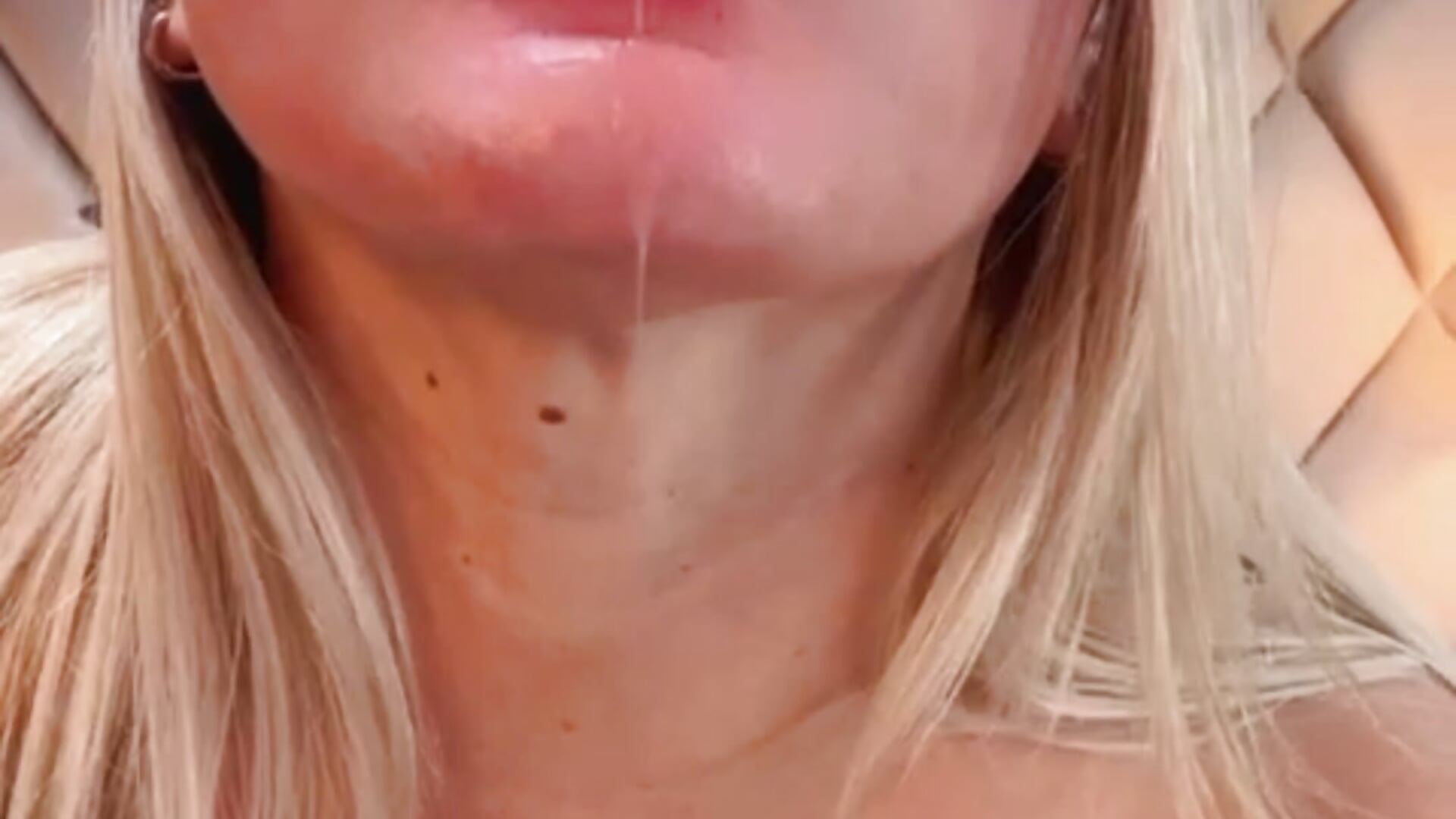 Can I get you a little wet ? I love to do it to you like this. - vidéo du modèle de showcams EvaBellucci_