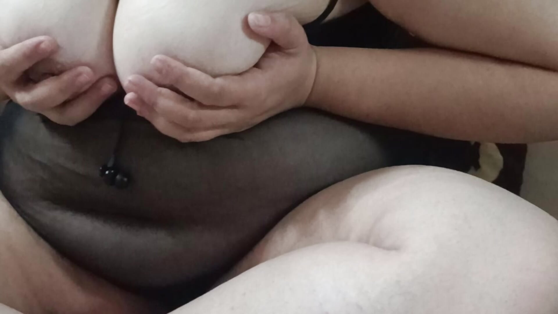 Boobies shake 💋 - video di YoursAashi modella di cam