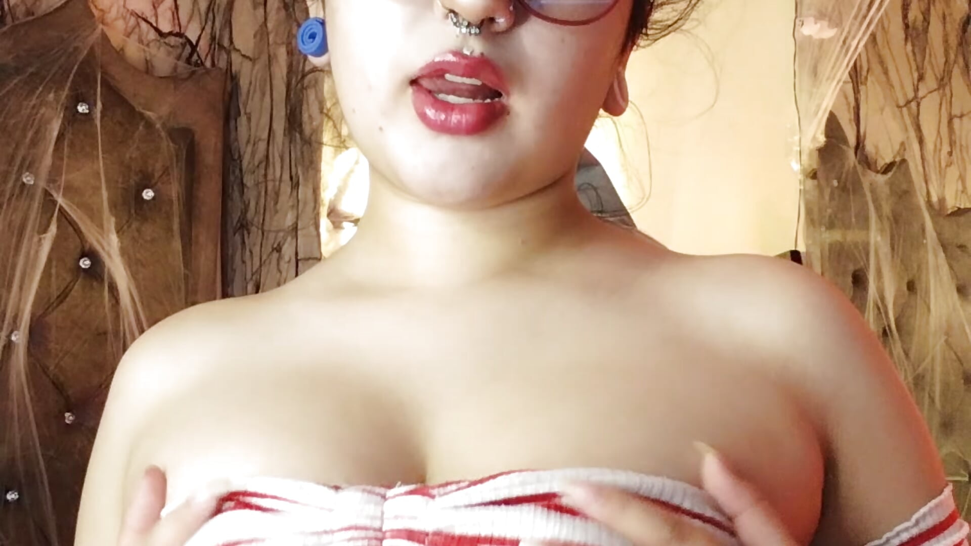 You can see them in the following video. 😏 - video van larissa01_ cam-model