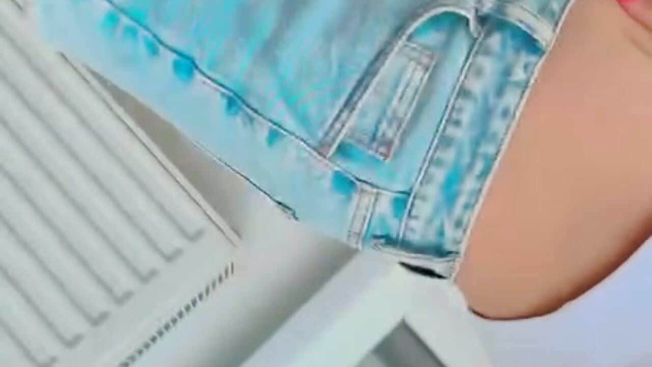 I'm slowly taking off my leggings - video by Las_Vegas888 cam model