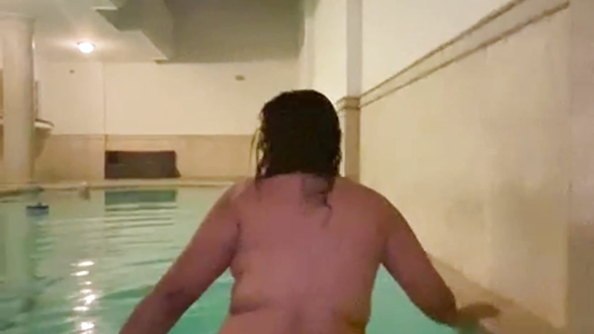 wanting to fuck in the pool I want a big and thick cock