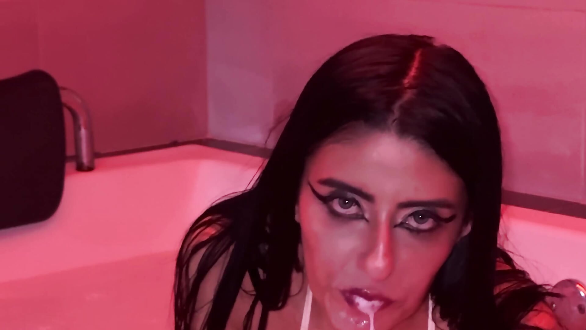 Sexy  whore  in Jacuzzi