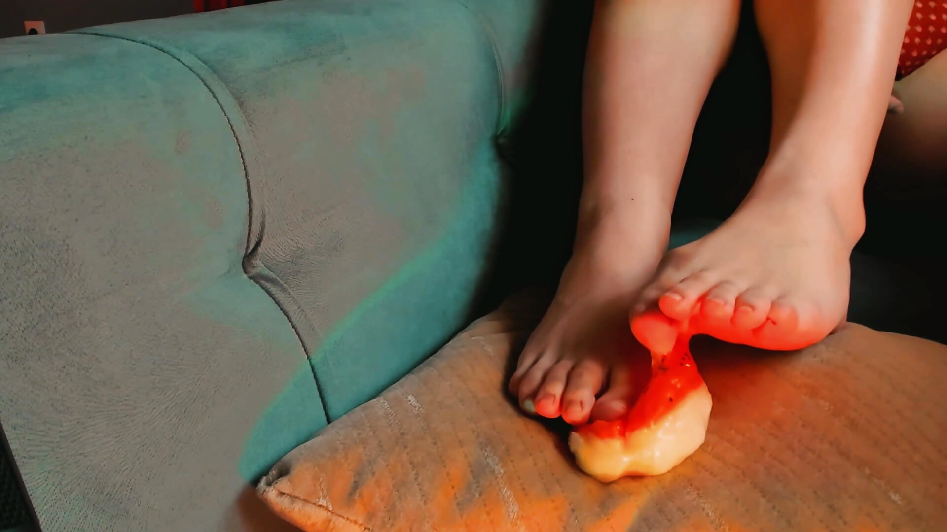 Pussy fruit in my feet🦶🥭 - video di JasmineMilko modella di cam