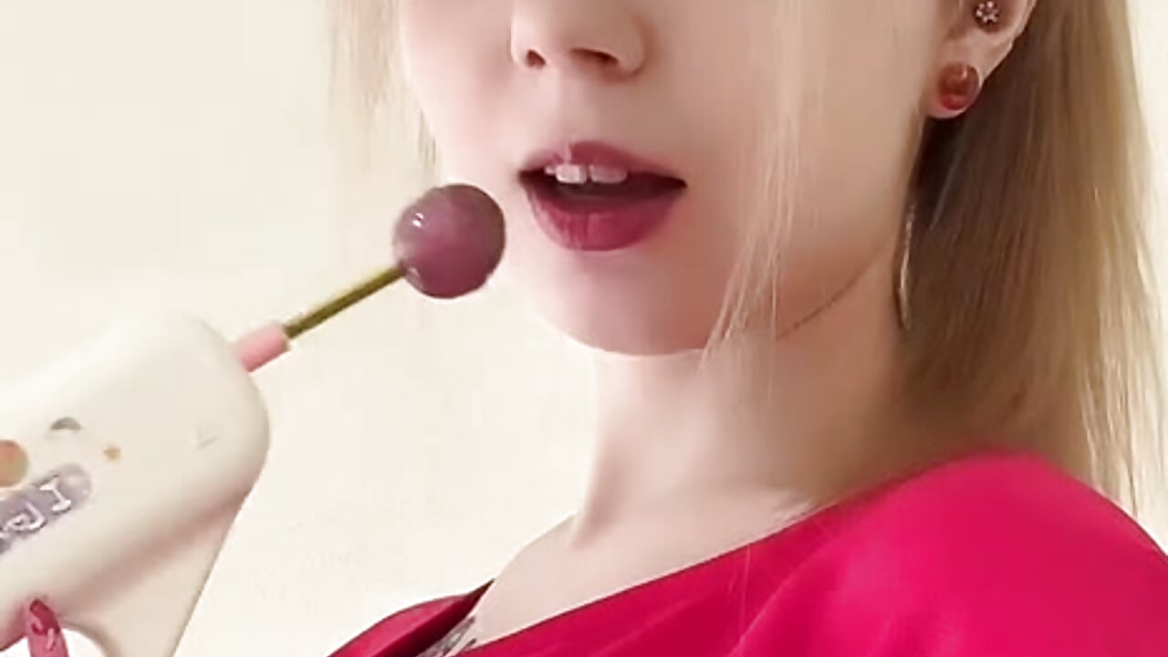 Me and chupa chups - DominikaElis adlı kamera modelinin videosu