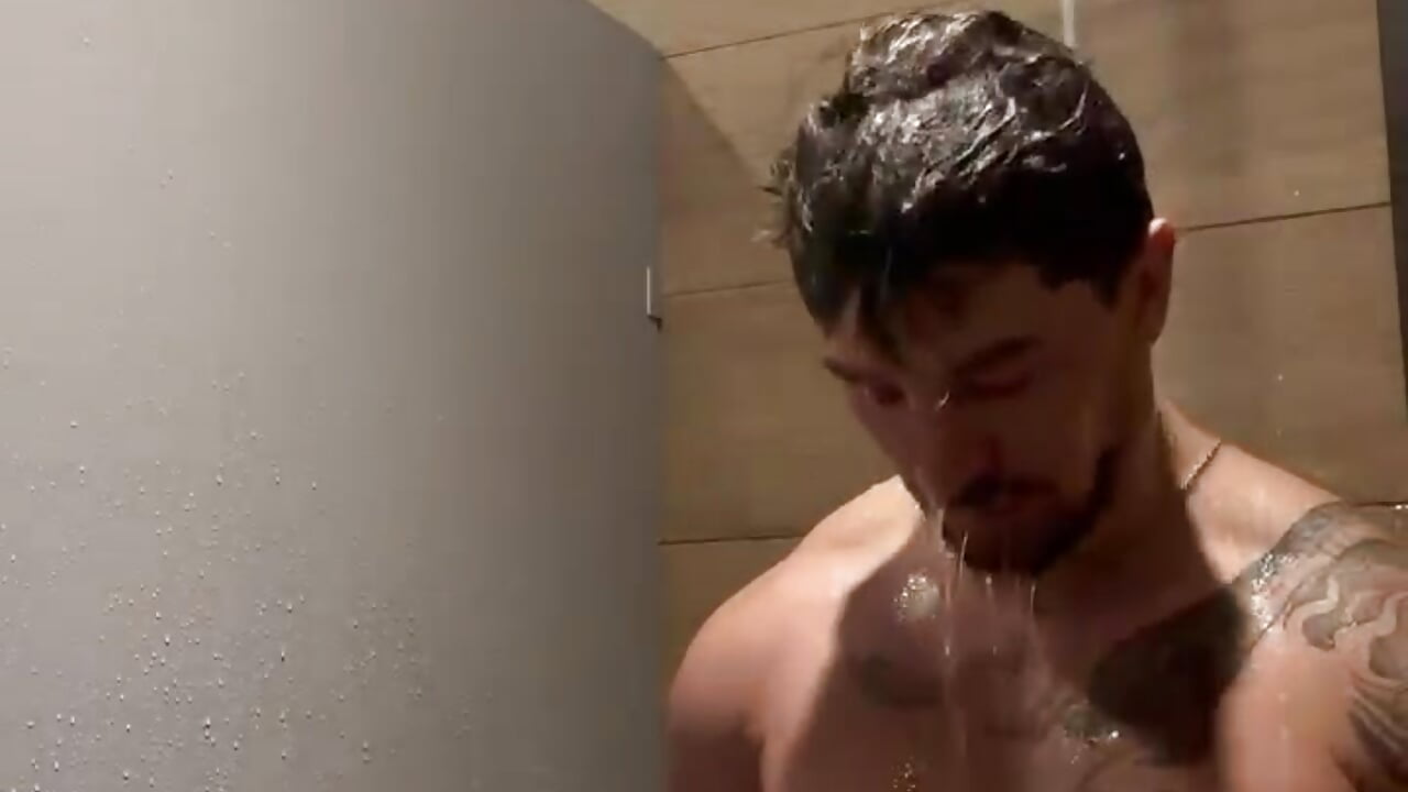 tatuajes baño – video modela na kameri Valentino_Xander