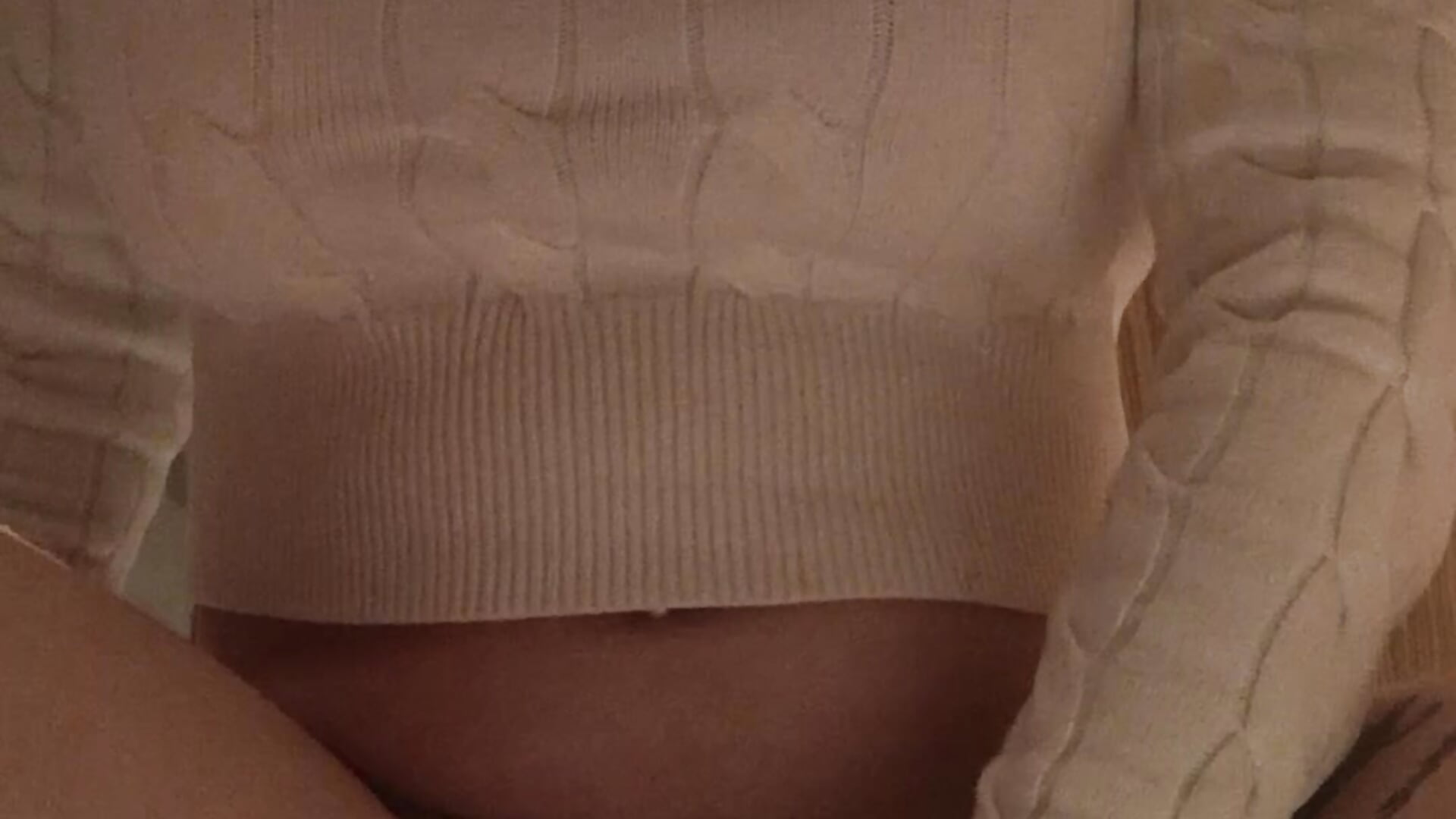 Je me doigte dans les toilettes du resto et je met le string dans ma chatte - cassiehotsexy adlı kamera modelinin videosu