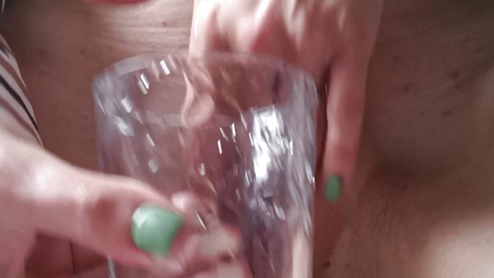 Je Squirt dans un verre et me le verse sur le visage - cassiehotsexy adlı kamera modelinin videosu