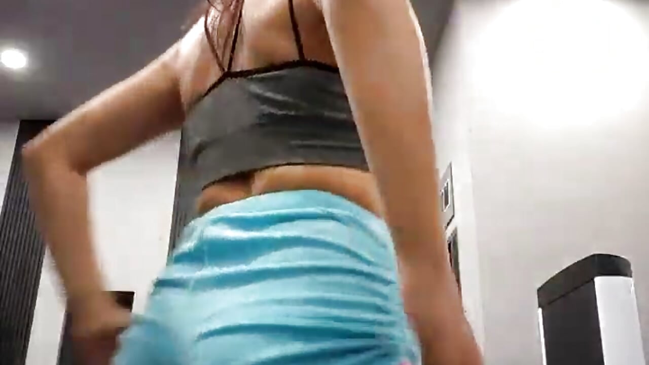 Public Show in gym－カメラキャストのIzabella_Bellaの動画