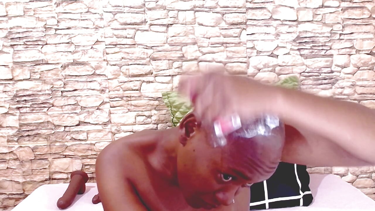 Shaving - video by EbonyOlive69 cam model