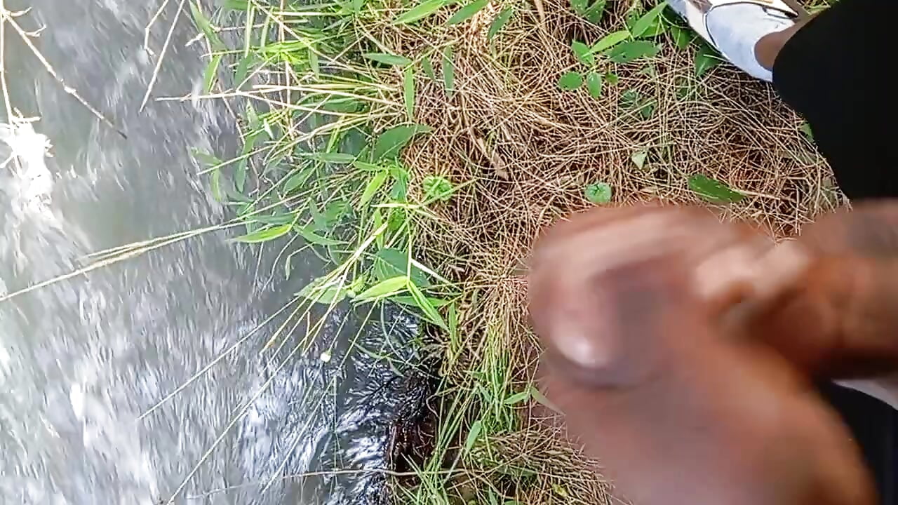 Outdoor jerk off along river🏞️🍆🍆