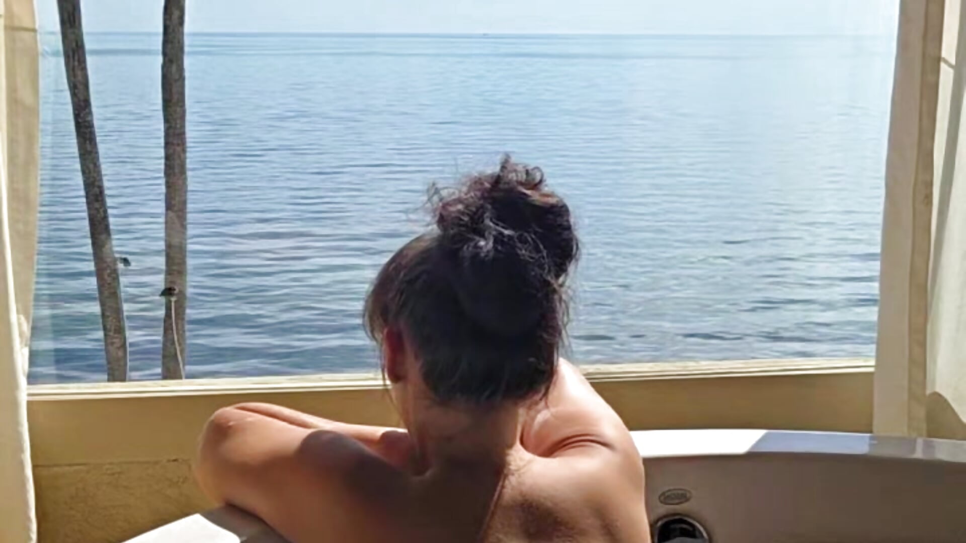 Chill nue dans le Jacuzzi - video by Sapphir3xoxo cam model
