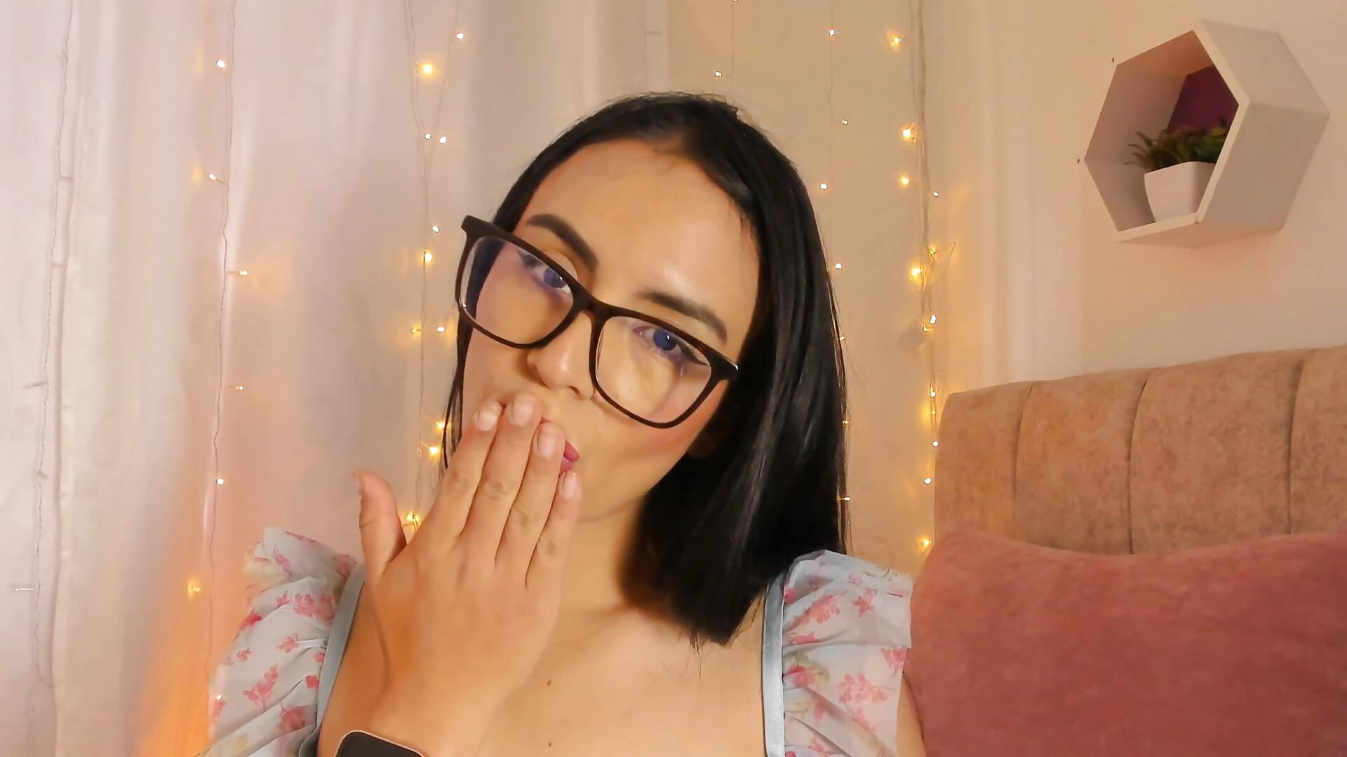 Besitos - video by Zara_dulce cam model