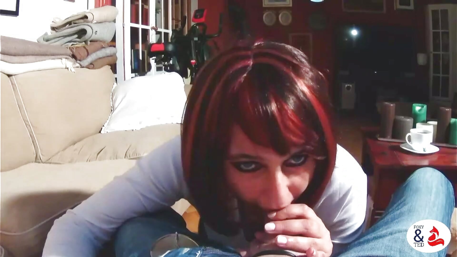 Teaser: Ted cums on the waitress face - video di FoxyandTed modella di cam