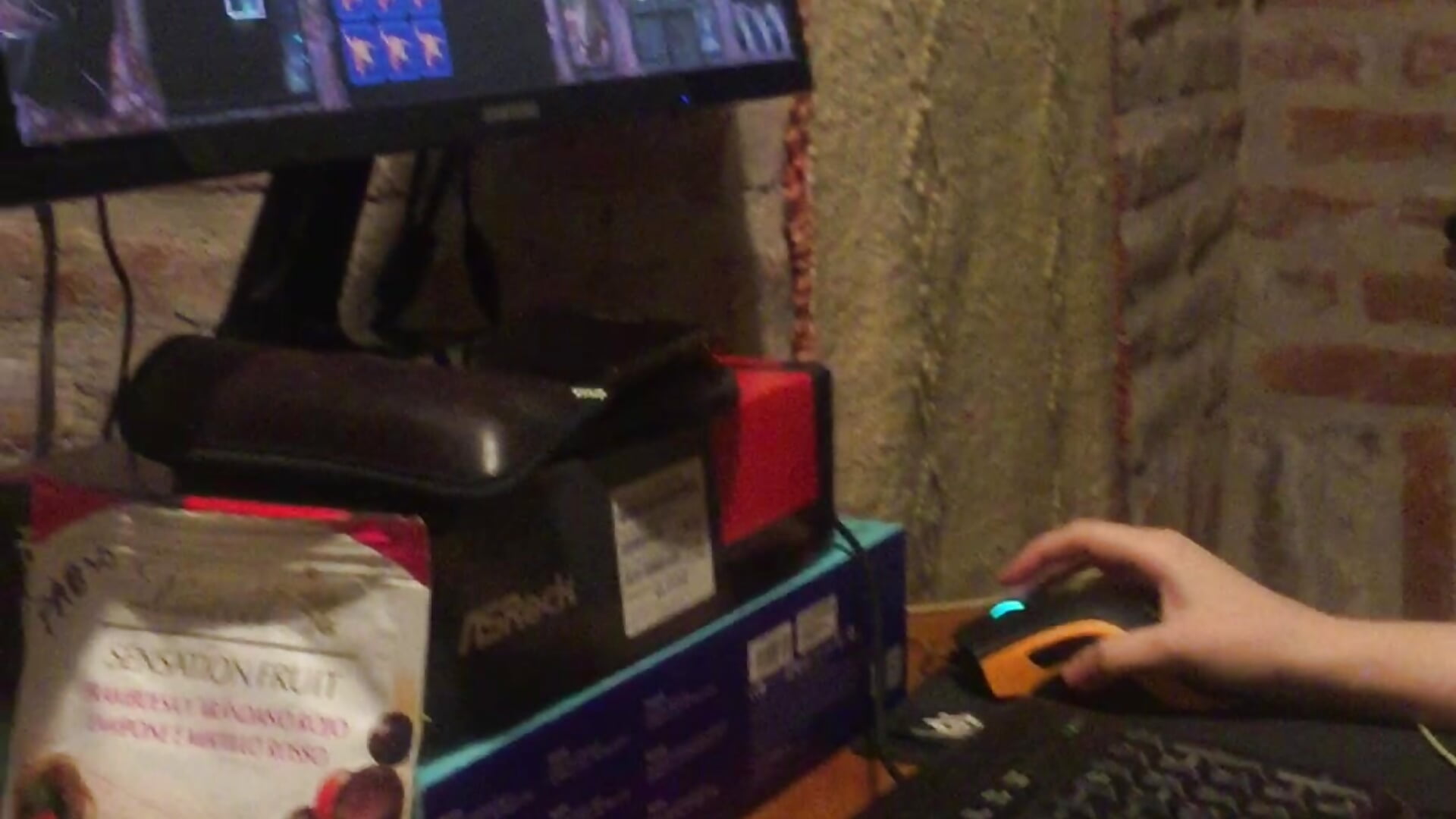 Gaming Starcraft Broodwar Zerg – video od webkamerové modelky AddictCouple