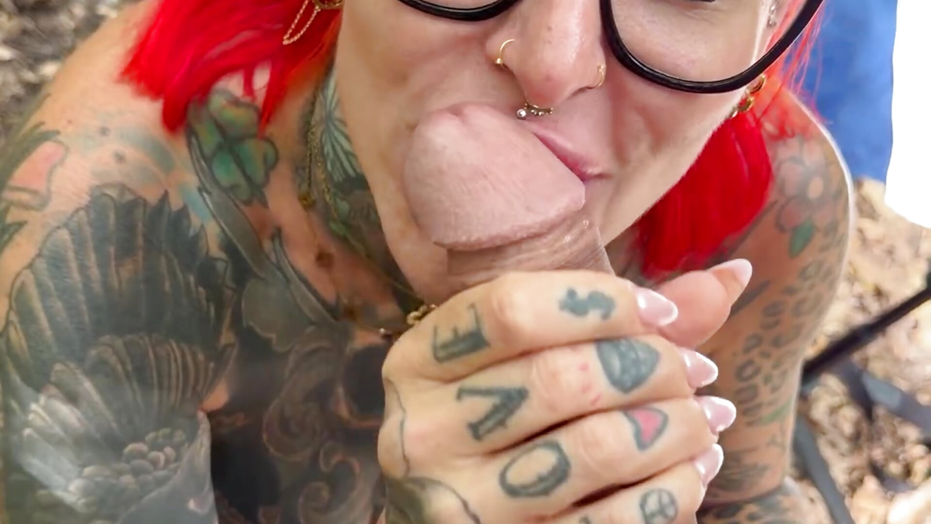 STRANGER + 2 GIRLS + CUMSHOT IN MOUTH - video của người mẫu cam Inked_lorena
