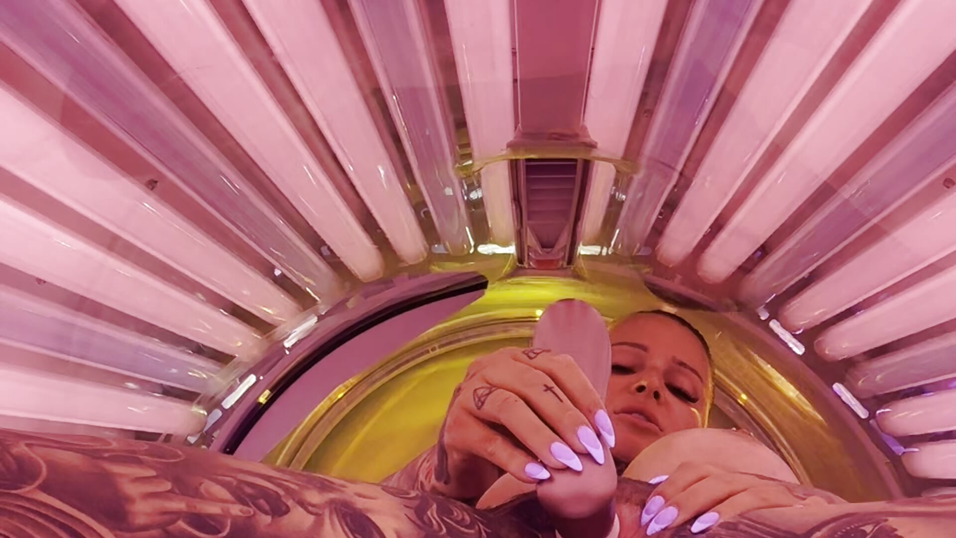Solarium Squirt - clip cu Inked_lorena model videochat