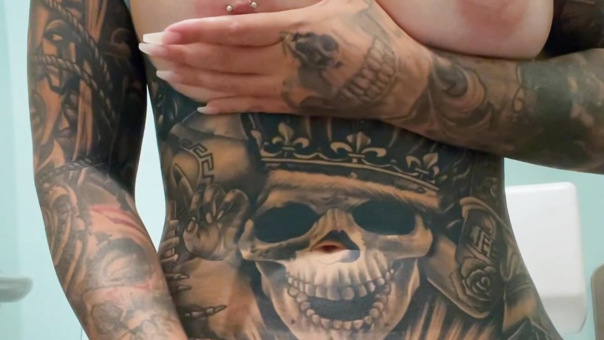 Squirt in Airport toilet - Inked_lorena 캠 모델의 동영상