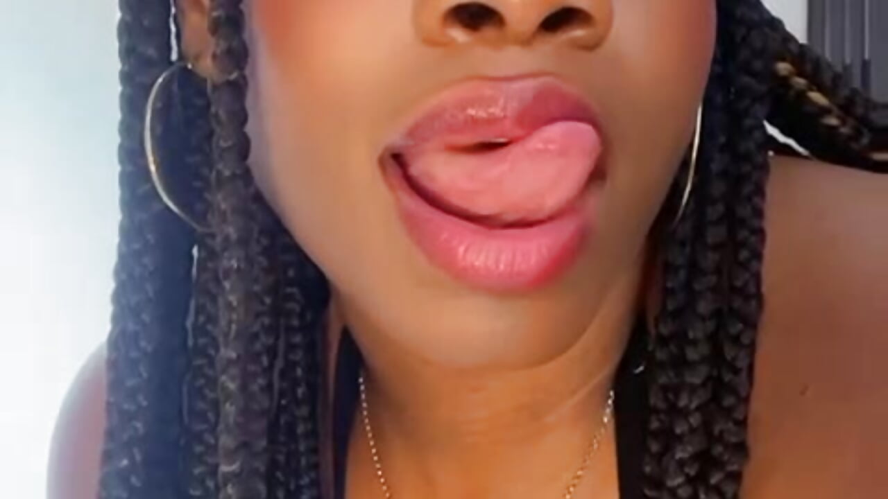 Hey, hey... I am here for you! - video by SaraiEvans cam model