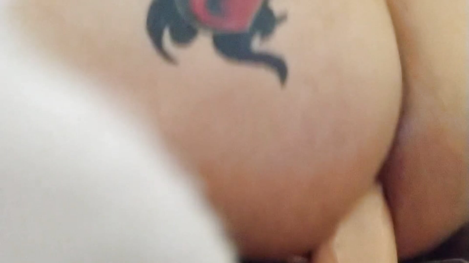 EU SENTANDO NO CONSOLO ENORME – видео вебкам-модели bumbumtatuado