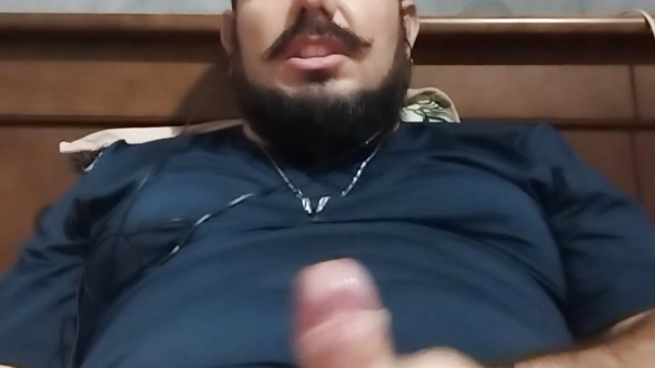 Punheta visível corpo inteiro com gozada e porra na boca. - video av bumbumtatuado cam model