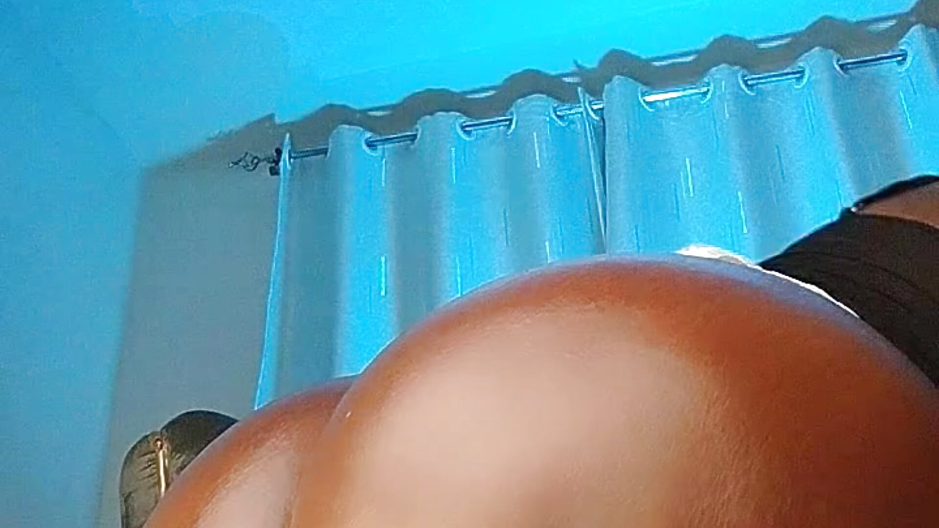Oiling up my big booty ready for penetration - video by Hugemassivebootie cam model