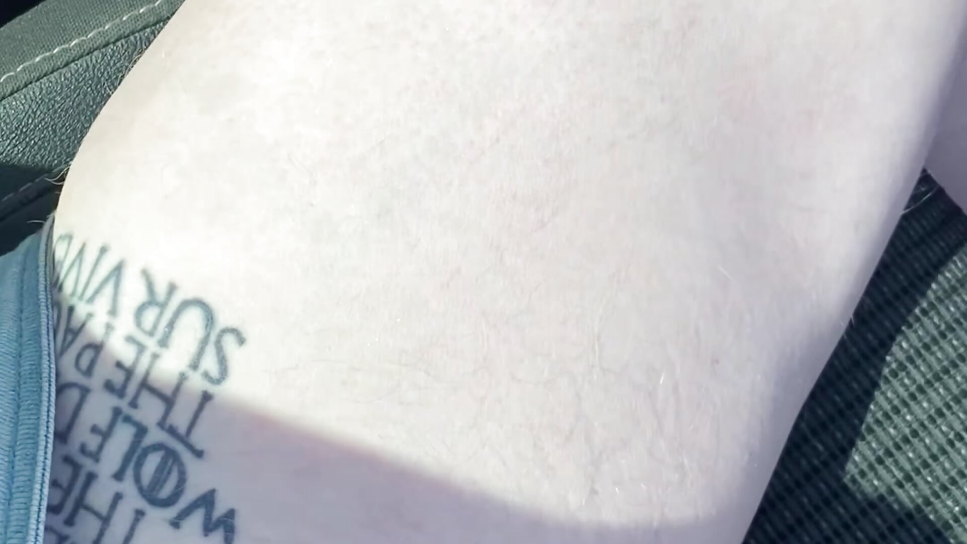 Petit doigt dans la chatte - vidéo du modèle de showcams poussichienne