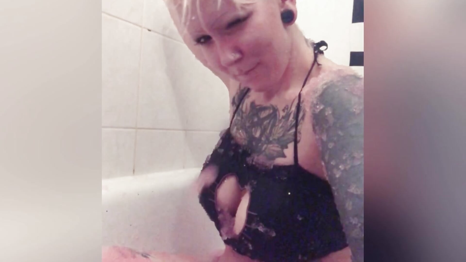 20201218retro pink glitter slime showerplay - video Just_Nona kameramallilta