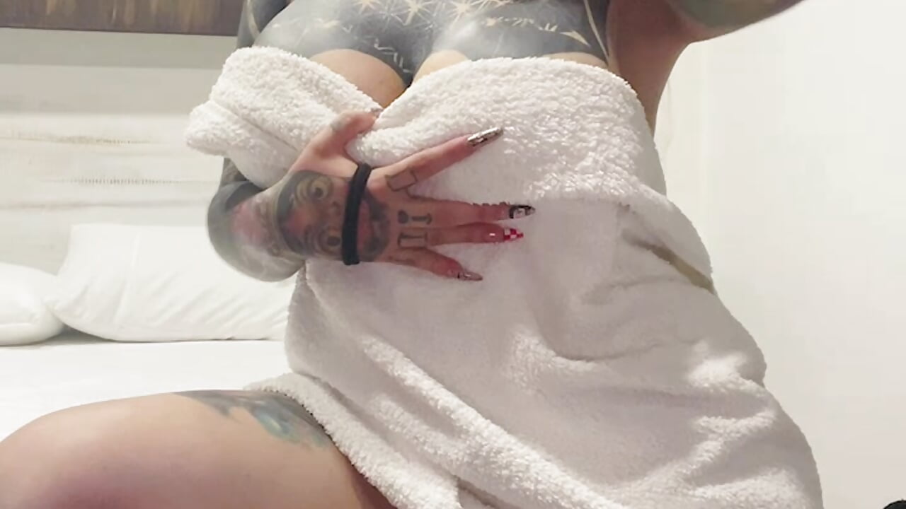 Teasing video in bath big squirt in fountain while I touch myself very hot - video by angelacianuro_ cam model