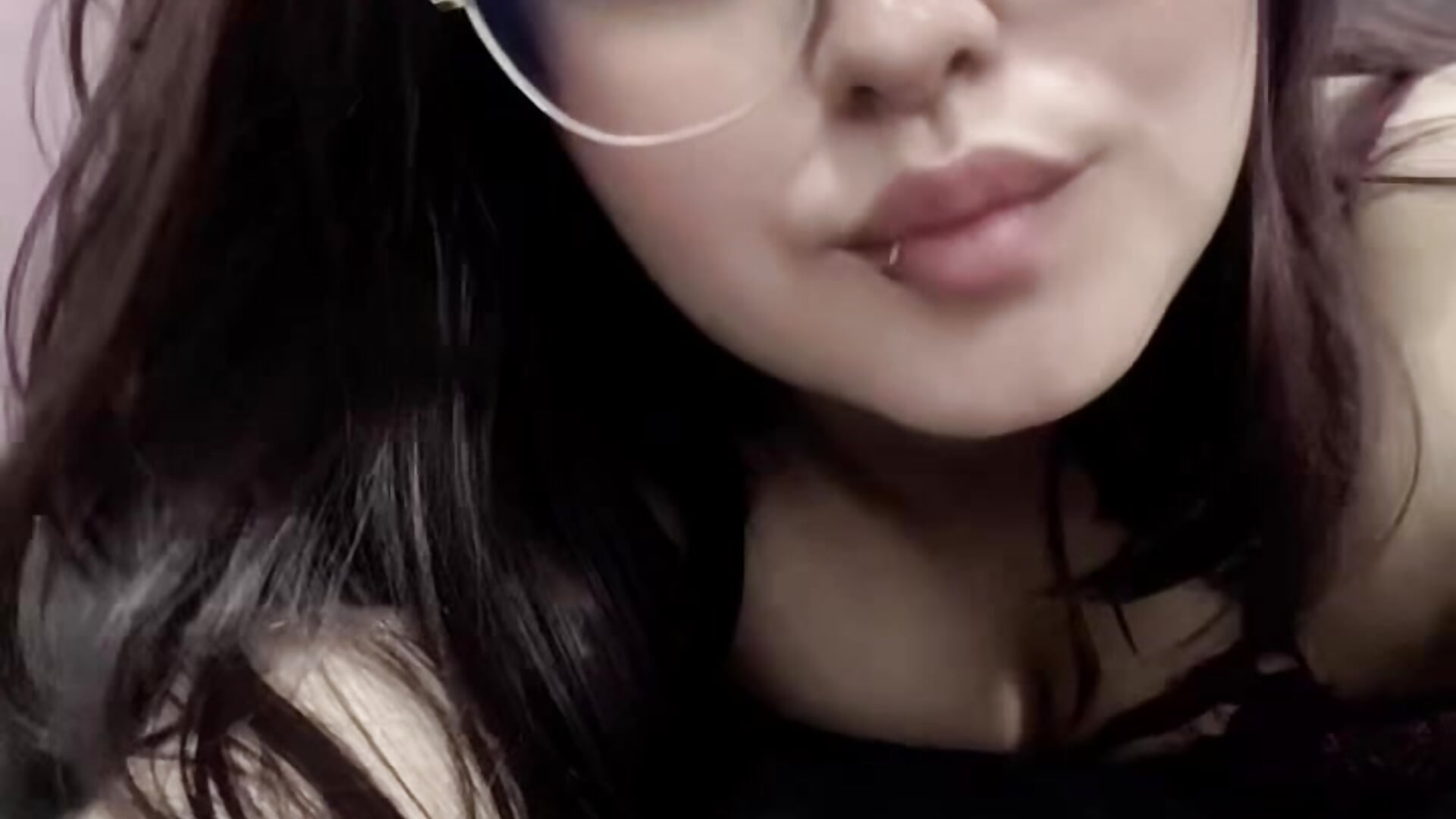 A kiss? - video by Violet_winslow cam model
