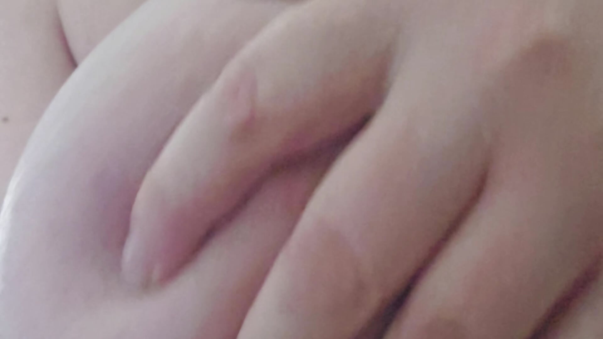 Je joue avec mes seins pour toi ♥ – video od webkamerové modelky Lynylou