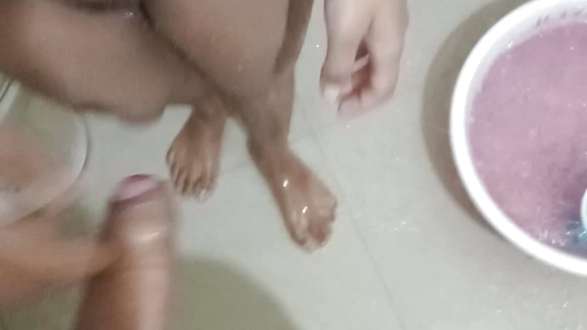 Akeli bathroom me usase hilvaya little girl and soft boobies mja aa gya - video by hottiess69 cam model