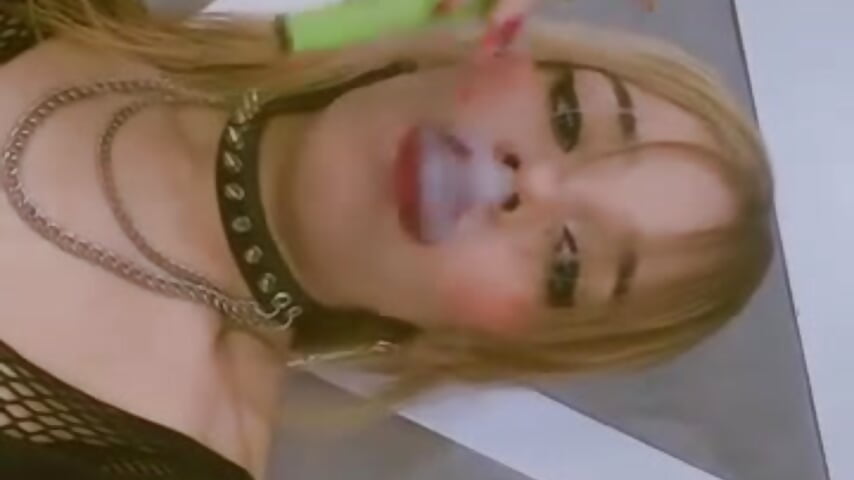 Blondie Mhia– MhiaCorleone kameramodell videója