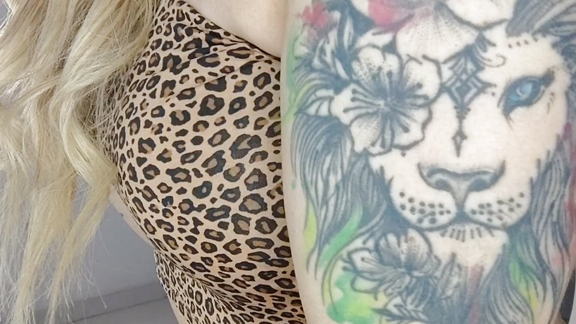 Sexy color tattoos－カメラキャストのcindy_love2の動画