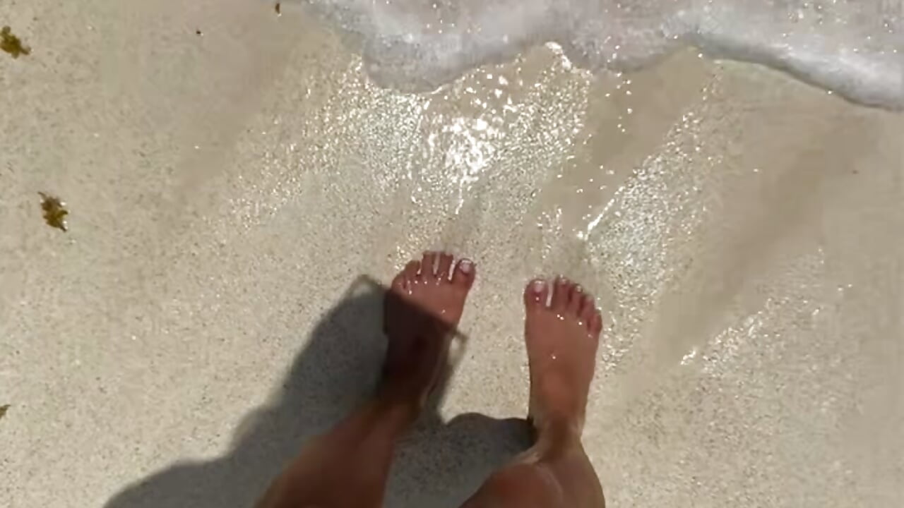 Sexy feet on the beach - video by allisson_m cam model